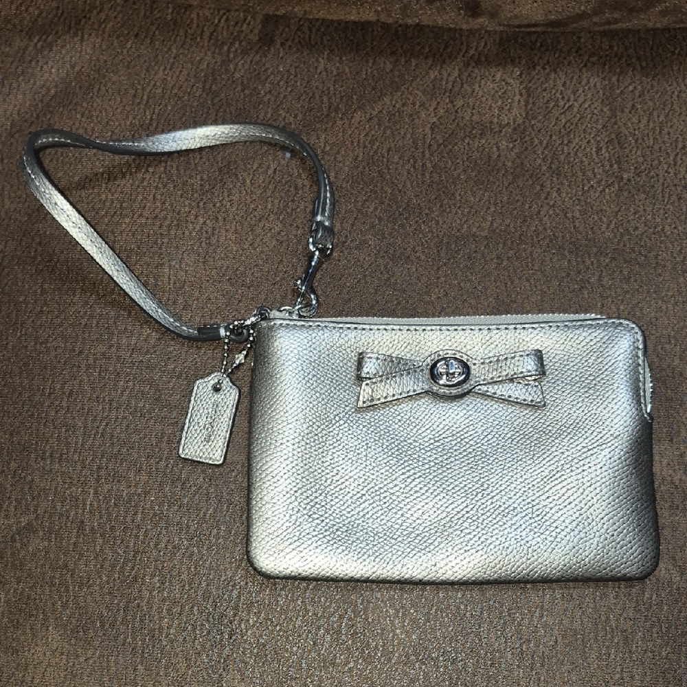NWOT Coach Turnlock Bow Corner Zip Wristlet, Gunmetal